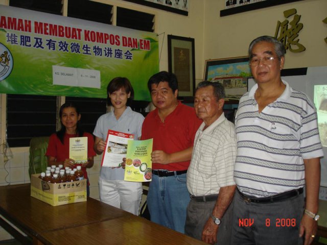 Ahli Majlis Pn Cheai Peng menyampaikan buku panduan mmebuat kompos dan EM kepada peminpim masyarakat Kg Selamat pada 8-11-2008